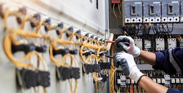Professional Electrician technician working in Northwoods, MO
